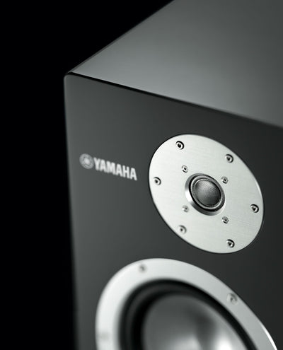 Boxa Yamaha NS-3000, vedere din stânga sus, arătând difuzorul de înalte și logo-ul pe un fundal negru.