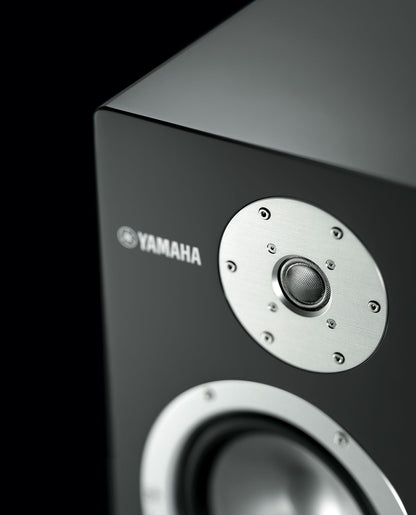Boxa Yamaha NS-3000, vedere din stânga sus, arătând difuzorul de înalte și logo-ul pe un fundal negru.