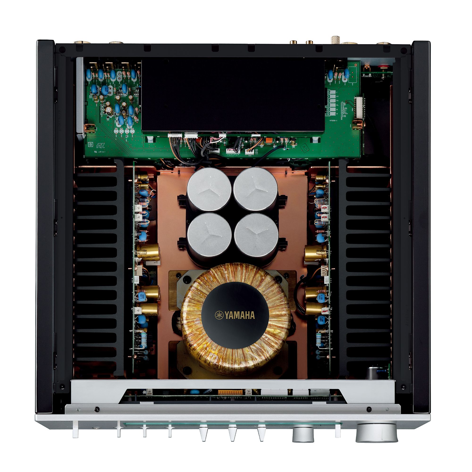 Yamaha A-S3200 Amplificator, vedere interioară. Componentele vizibile includ transformatorul și condensatorii.