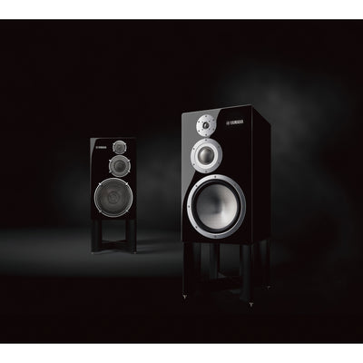Boxe Yamaha NS-5000 negre, vedere frontală cu două unități. Prezintă difuzoare mari și logo Yamaha.