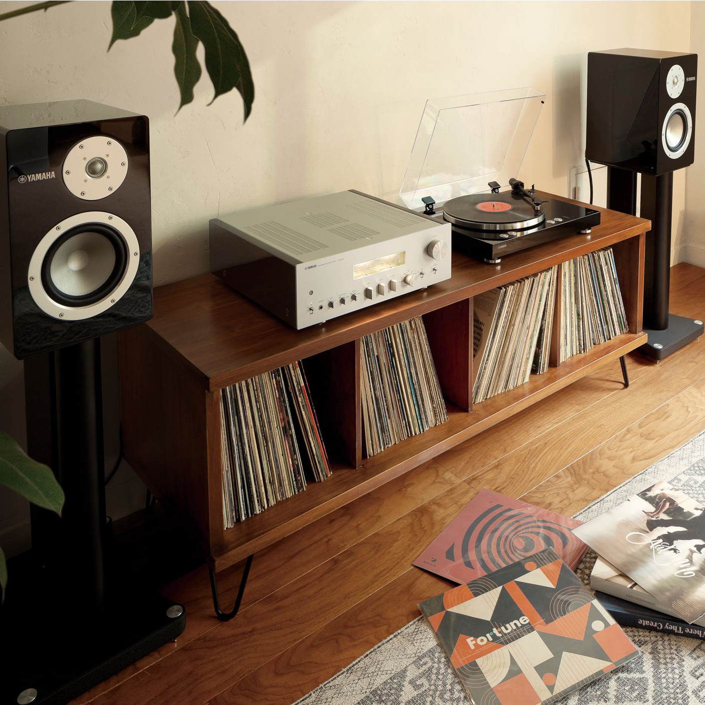 Yamaha A-S2200 Amplificator Silver, imagine oficială.