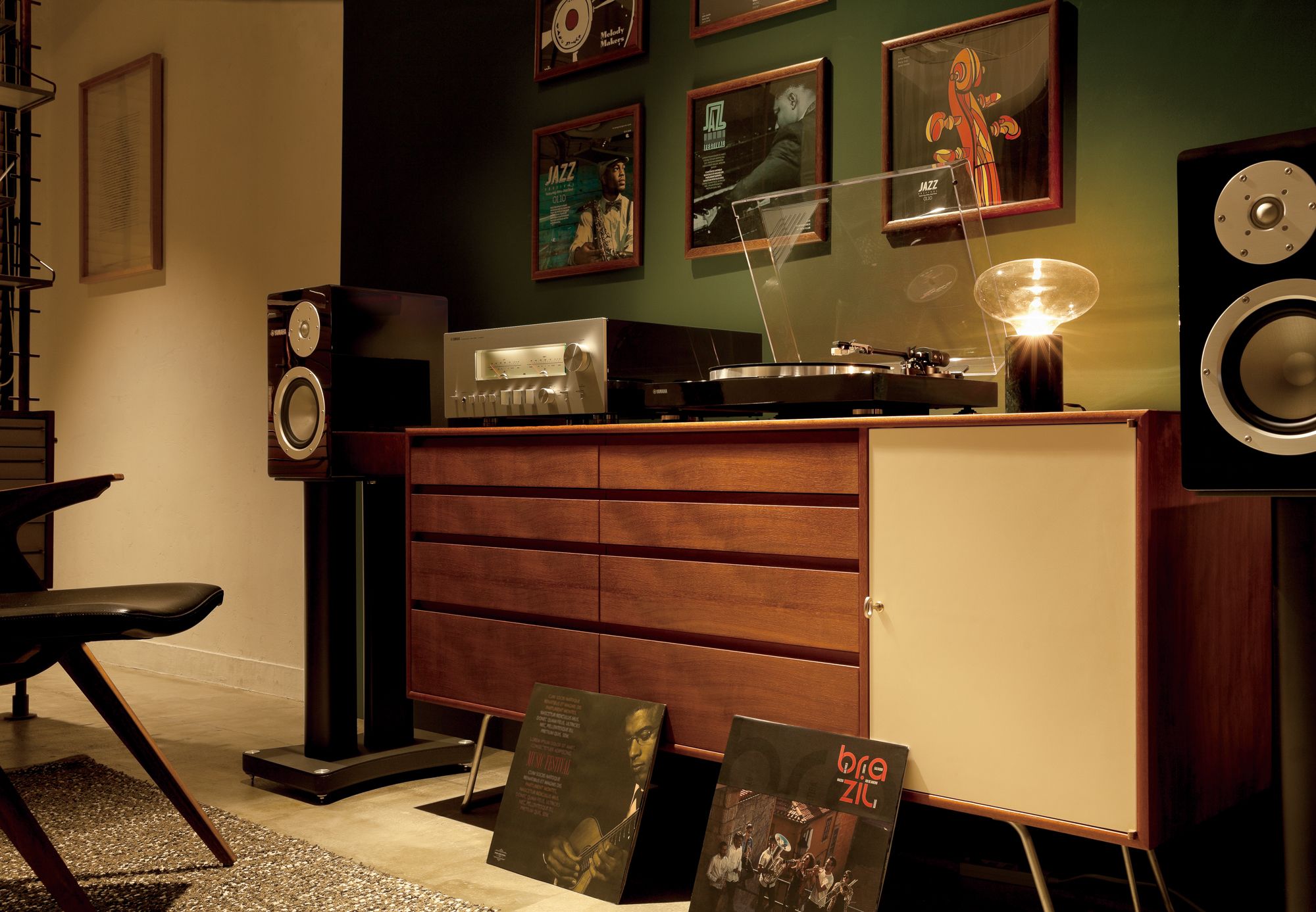 Amplificator Yamaha A-S3200 argintiu, vedere frontală într-un sistem audio, cu boxe și platan.