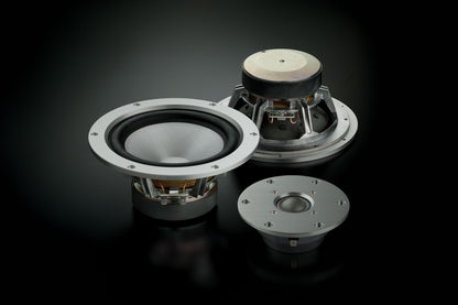 Difuzor și tweeter Yamaha NS-3000, vedere de sus. Componente argintii pe fundal negru. Element esențial audio.