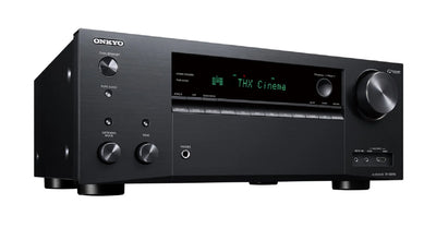 Receiver AV Onkyo TX-NR696 negru, vedere frontală unghi dreapta, afișaj THX, butoane și intrări vizibile.
