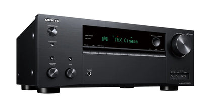 Receiver AV Onkyo TX-NR696 negru, vedere frontală unghi dreapta, afișaj THX, butoane și intrări vizibile.