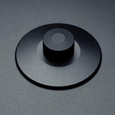 Vedere de sus a platanului negru al pick-up-ului Pro-Ject 2Xperience, cu ax central metalic vizibil.