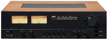 Amplificator NAD C 3050, vedere frontală, panou negru cu finisaj lemn, VU-metre, controale audio vizibile.