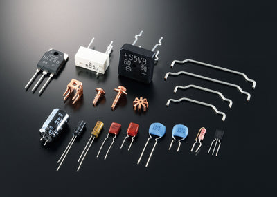 Componente electronice diverse pe fundal negru, incluzând diode, rezistențe, condensatori și șuruburi de cupru.