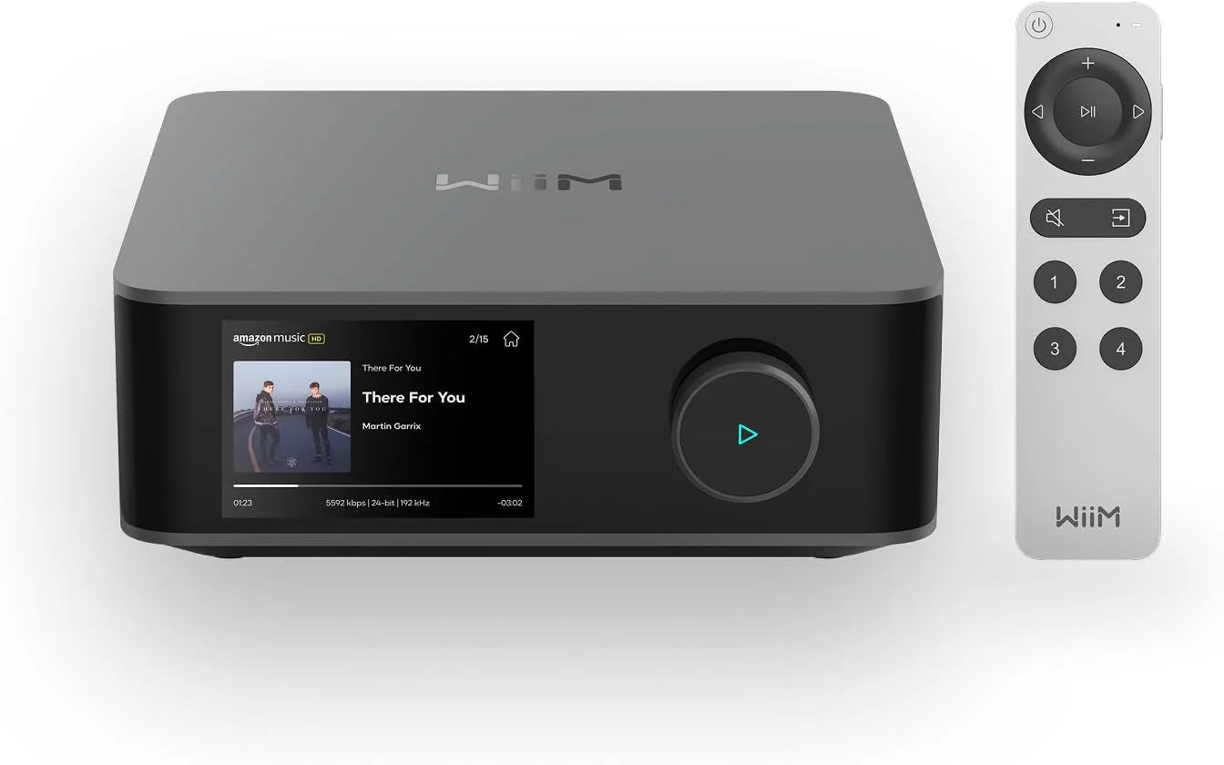 WiiM Amp Ultra Amplificator vedere frontală, ecran color activ cu Amazon Music, buton rotativ, telecomandă inclusă.