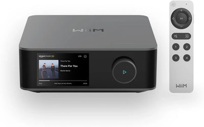 WiiM Amp Ultra Amplificator vedere frontală, ecran color activ cu Amazon Music, buton rotativ, telecomandă inclusă.