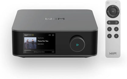 WiiM Amp Ultra Amplificator vedere frontală, ecran color activ cu Amazon Music, buton rotativ, telecomandă inclusă.
