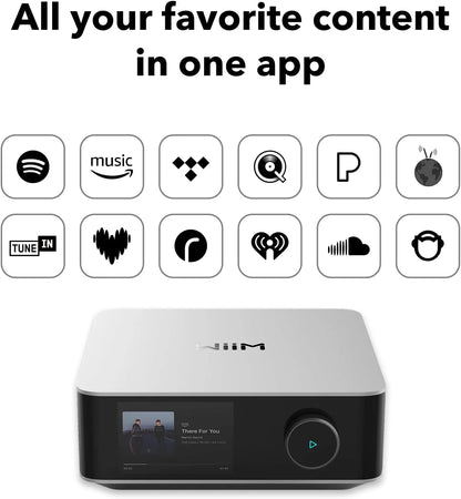 WiiM Amp Ultra Amplificator argintiu, vedere frontală cu ecran activ, buton rotativ și aplicații compatibile.