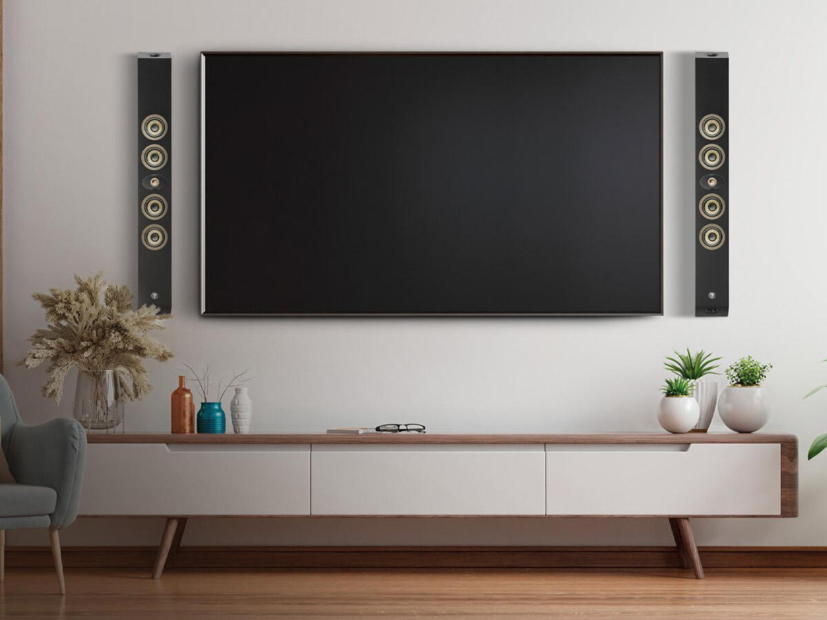 Focal On Wall 302 - boxă montată pe perete lângă un televizor de mari dimensiuni
