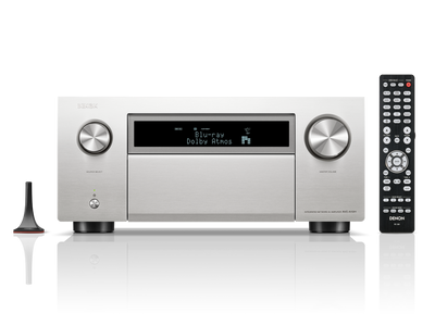 Denon AVC-A10H Receiver AV argintiu, vedere frontală. Afișaj digital, butoane volum și sursă, telecomandă.