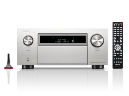 Denon AVC-A10H Receiver AV argintiu, vedere frontală. Afișaj digital, butoane volum și sursă, telecomandă.