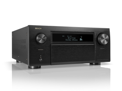 Receiver AV Denon AVC-A10H, vedere din față, culoare neagră, afișaj activ, butoane mari de control.