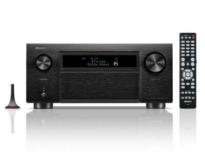 Denon AVC-A10H Receiver AV, față neagră, afișaj albastru, butoane mari, telecomandă inclusă.