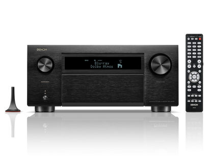 Denon AVC-A10H Receiver AV, față neagră, afișaj albastru, butoane mari, telecomandă inclusă.