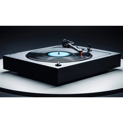 Pick-up Pro-Ject A2 (2M Red) satin black, vedere diagonală, braț și disc vizibile în prim-plan.