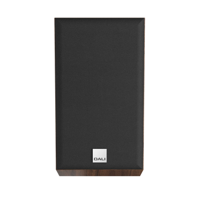 Boxa Dali ALTECO C-1, vedere frontală, culoare nuc, cu grilă neagră. Ideală pentru sistem Dolby Atmos.