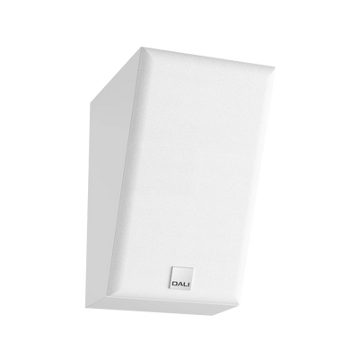 Boxa Dali ALTECO C-1 albă, grilaj frontal vizibil, unghi lateral, ideală pentru sistem Dolby Atmos.