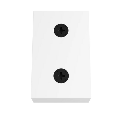 Spatele alb al boxei Dali ALTECO C-1 cu două orificii de montare negre, ideal pentru sistemele Dolby Atmos.