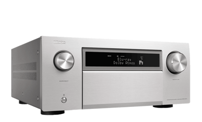 Receiver AV Denon AVC-A1H, vedere frontală argintie, afișaj digital central, butoane volum mari.