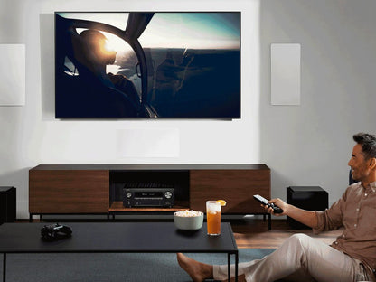 Receiver AV Denon AVC-X3800H în scenă de living, integrat într-un sistem home theater modern.