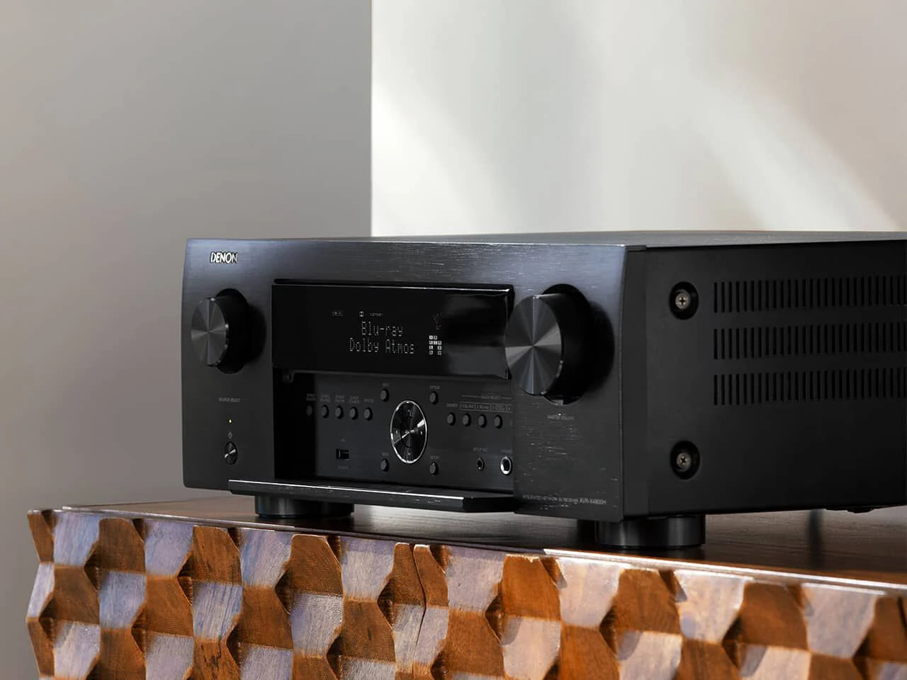 Receiver AV Denon AVC-X4800H negru, vedere laterală, afișaj frontal cu Dolby Atmos, butoane control.