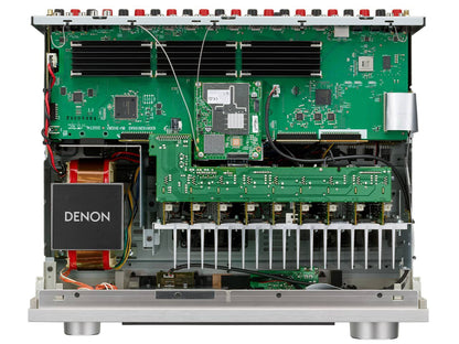 Interiorul argintiu al receptorului Denon AVC-X4800H, evidențiind componentele electronice și circuitele.