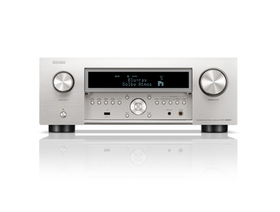 Receivator Denon AVC-X6800H argintiu, vedere frontală. Afișaj LED activ, butoane de volum și selectare sursă.