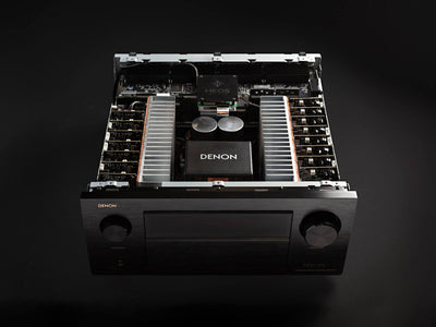 Denon AVC-A1H Receiver AV, vedere de sus, interior expus, componente electronice și radiatoare vizibile.