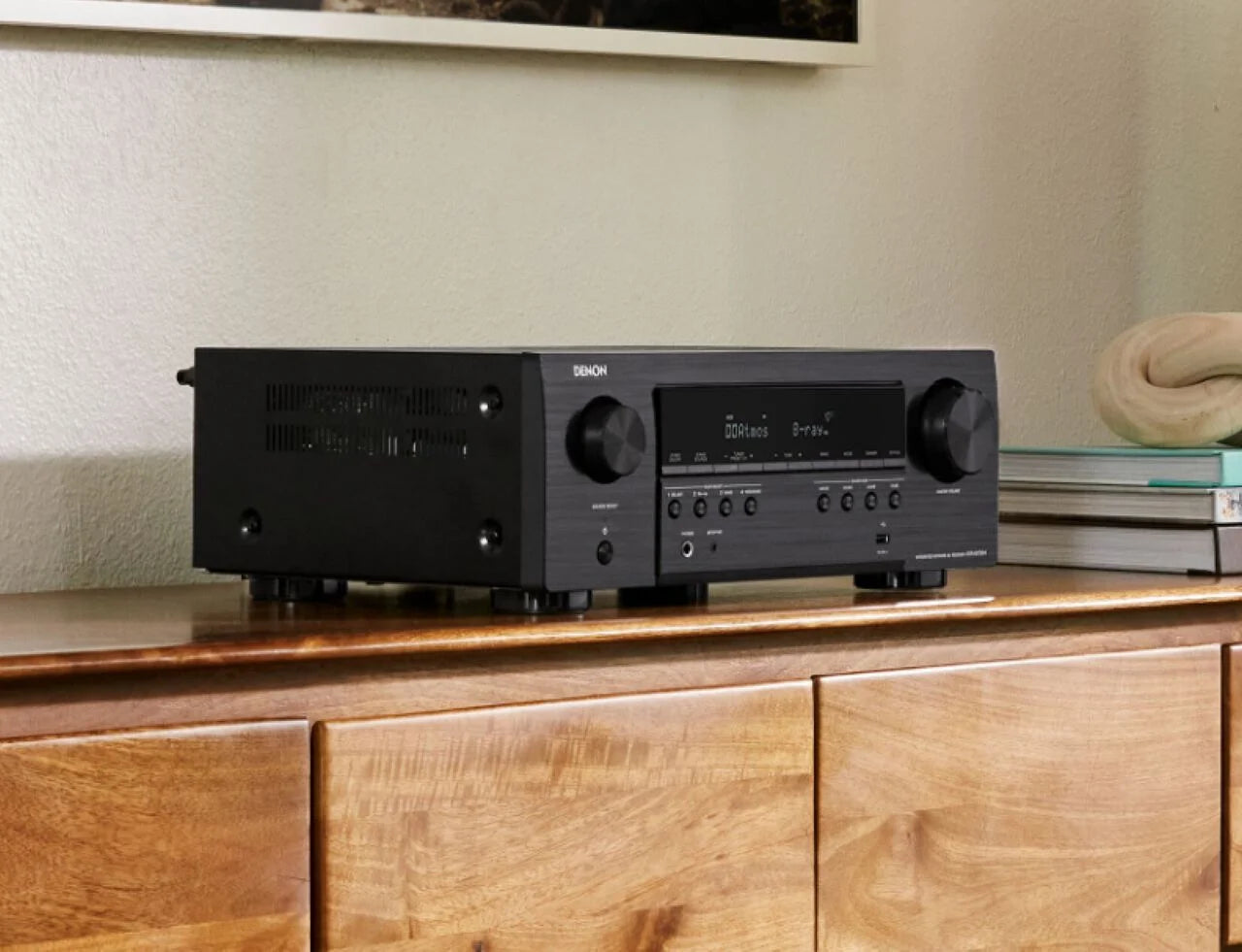 Denon AVR-S770H Receiver AV, vedere din dreapta, negru, afișaj frontal activ, butoane și comenzi vizibile.