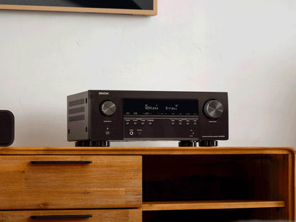 Receiver AV Denon AVR-S970H, vedere din unghi lateral. Afișaj frontal și butoane vizibile, negru.