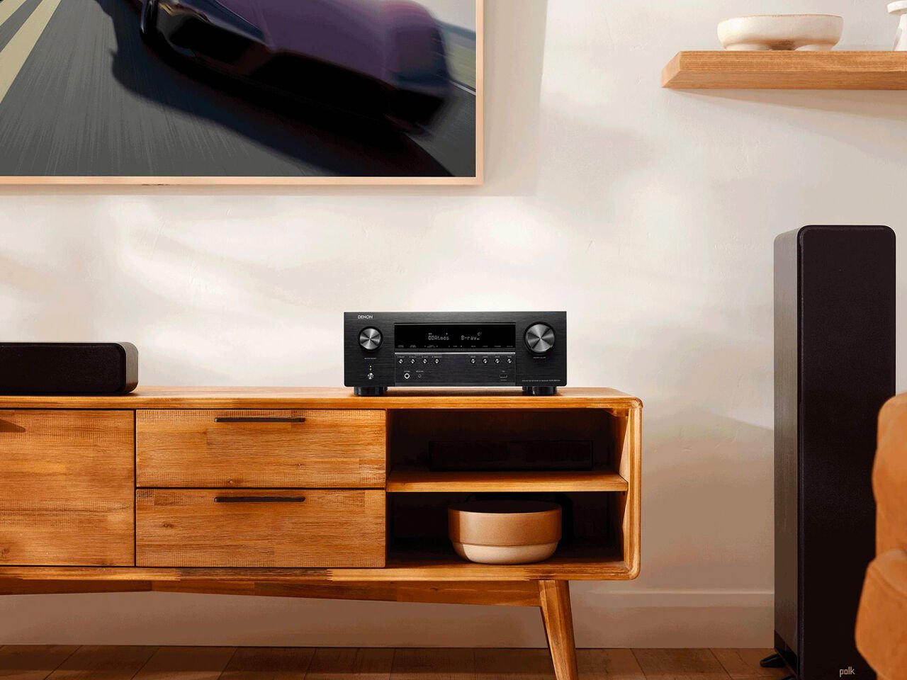 Denon AVR-S970H Receiver AV negru, vedere frontală, amplasat pe un suport de lemn într-un living modern.