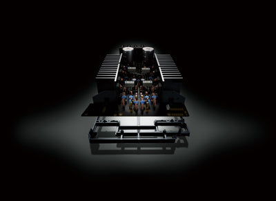 "Yamaha A-S701 Amplificator, vedere interioară pe verticală. Componente electronice expuse, radiatoare masive."
