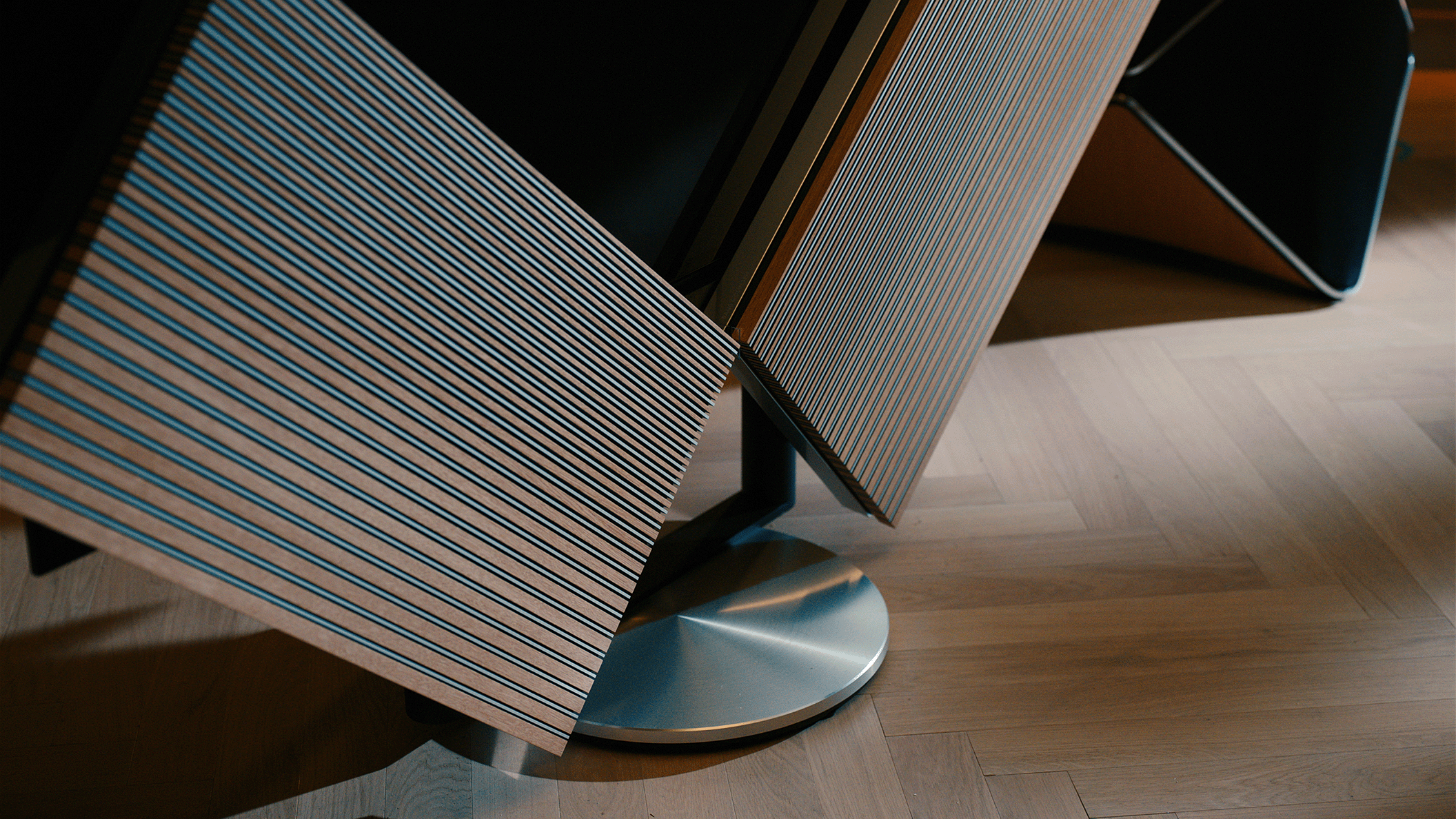 Bang & Olufsen Beovision Harmony 77 Televizor OLED - Podea motorizat - imagine oficială Bang & Olufsen 3