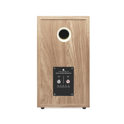 Spatele boxei Triangle Borea BR02, culoare stejar deschis, arată portul bass reflex și conectorii audio.