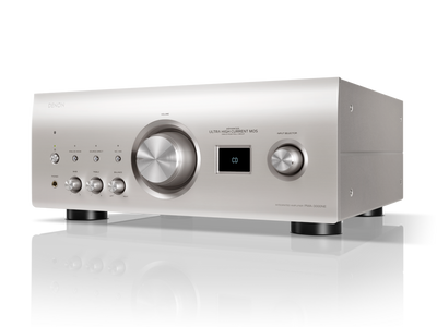 Amplificator Denon PMA-3000NE argintiu, vedere frontală din dreapta. Afișaj CD, butoane volum și control.