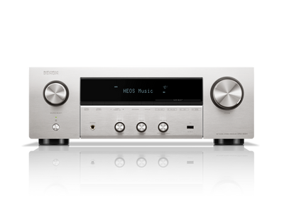 Receptor AV Denon DRA-900H, vedere frontală, argintiu, afișaj HEOS Music, butoane volum și selectare sursă.