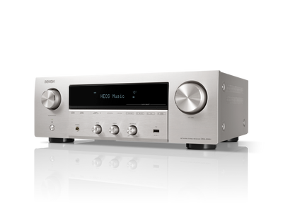 Receivor AV Denon DRA-900H argintiu, vedere din stânga față, afișaj HEOS Music, butoane control vizibile.