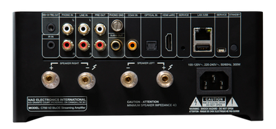 Spatele amplificatorului NAD C 700 V2 negru, cu conexiuni RCA, HDMI eARC, LAN, USB și ieșiri boxe.