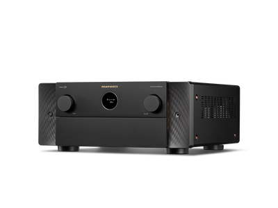 Receptor AV Marantz Cinema 30 negru, vedere din studio, unghi stânga, butoane de volum și intrare vizibile.