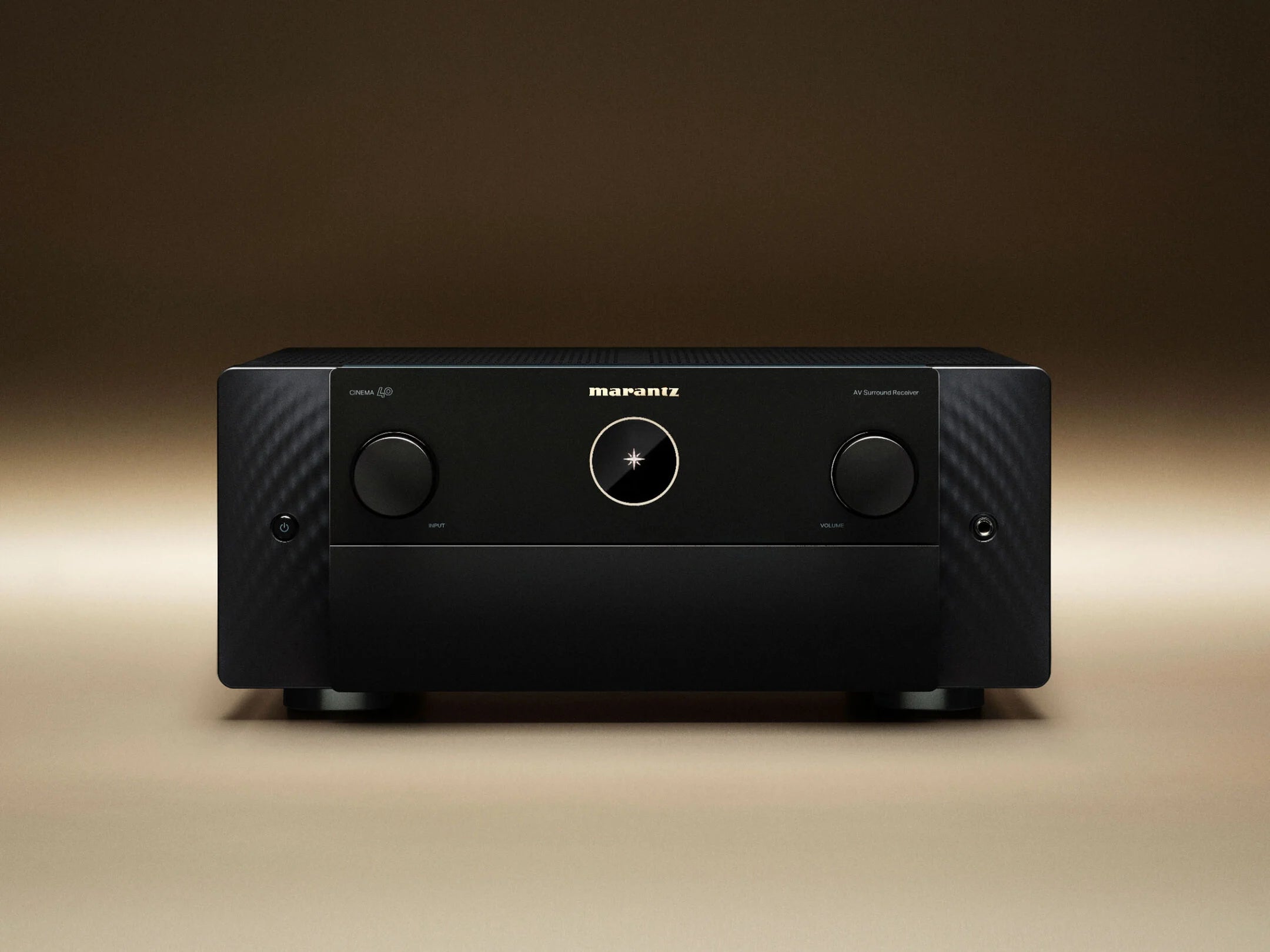 Receiver AV Marantz Cinema 40, vedere frontală, negru, butoane mari de volum și intrare vizibile.#color_black