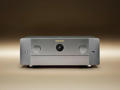 Receiver AV Marantz Cinema 50, vedere frontală, argintiu, butoane mari de volum și input, logo vizibil.