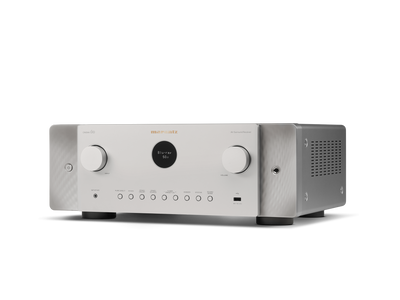 Receiver Marantz Cinema 60 AV argintiu, vedere din studio, unghi stânga; afișaj central și butoane vizibile.