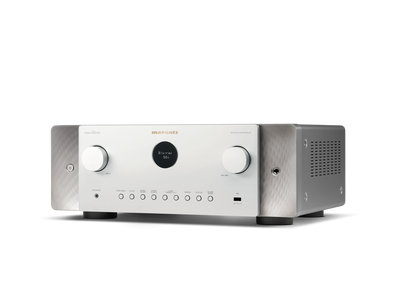 Receptor AV Marantz Cinema 60 DAB argintiu, vedere din unghi stânga. Afișaj central și butoane vizibile.