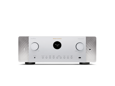 Receptor AV Marantz Cinema 60 DAB argintiu, vedere frontală. Afișaj central, butoane control volum și input.