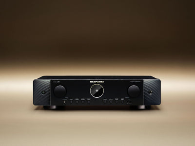 Receivere AV Marantz Cinema 70s negru, vedere frontală, butoane de control și port USB vizibile.