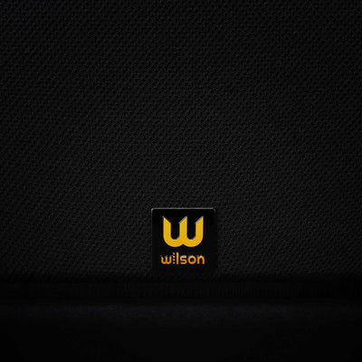 Sigla Wilson pe panoul frontal al boxei Wilson Classic Boxe de raft în culoarea Classic Black Oak.